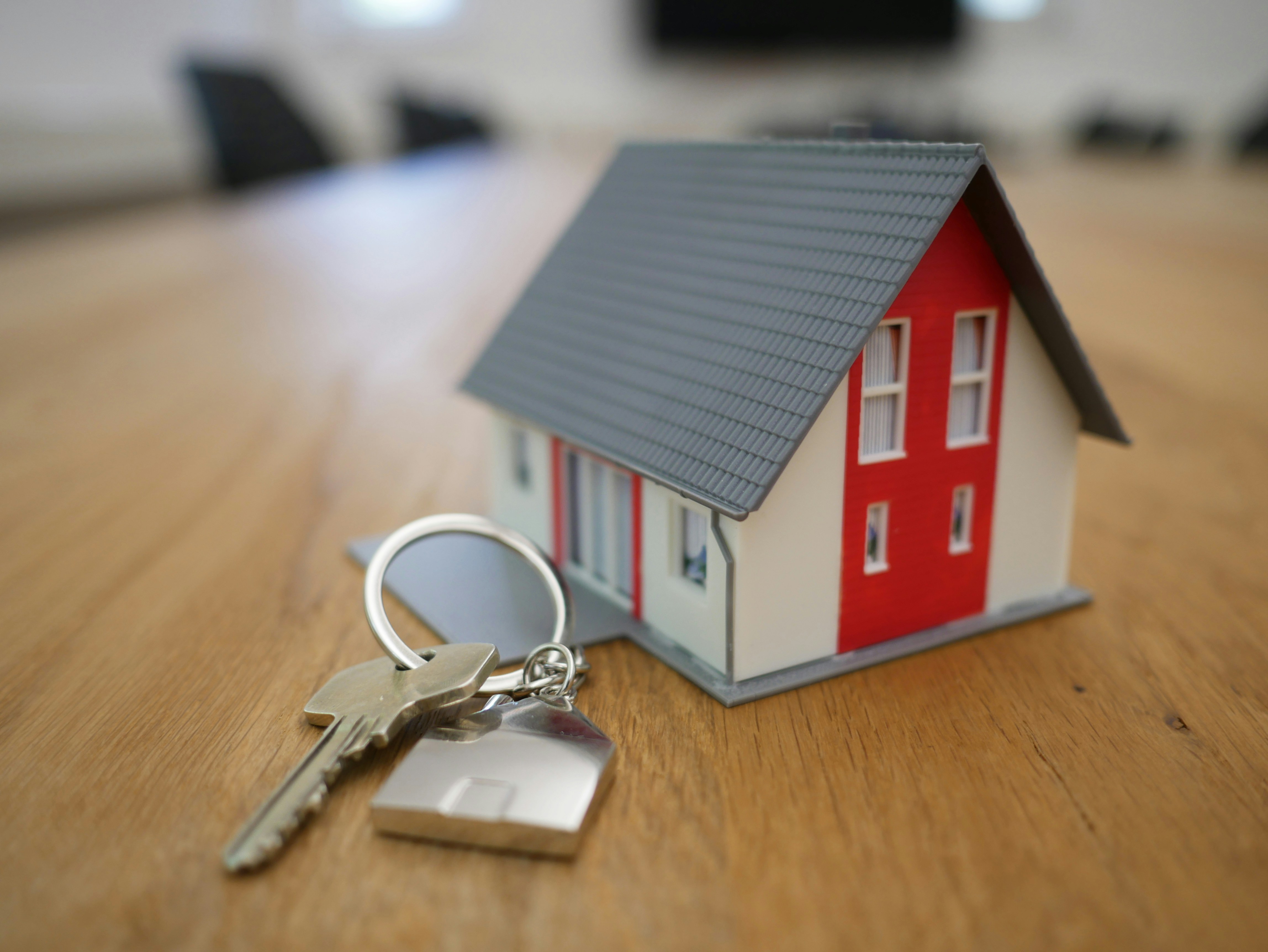 Nyckel framför ett hus